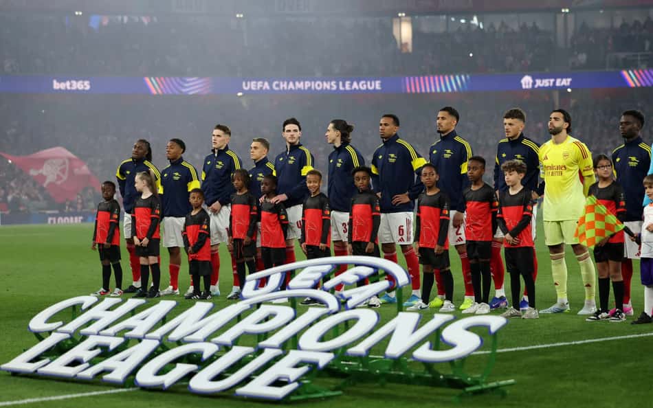 Elenco do Arsenal alinhado antes da semifinal da Champions League contra o Atlético de Madrid
