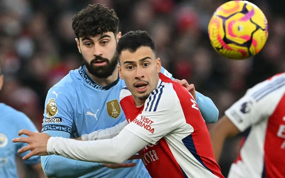 Gvardiol e Martinelli se agarram e olham a bola no ar em duelo entre Manchester City e Arsenal