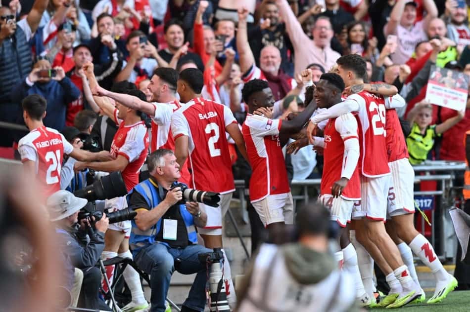 Jogadores do Arsenal comemoram com os torcedores após a partida da Supercopa da Inglaterra (FA Community Shield) entre Arsenal e Manchester City, no Estádio de Wembley, em Londres, em 6 de agosto de 2023. O Arsenal venceu por 4 a 1 nos pênaltis, após o empate em 1 a 1 no tempo normal.