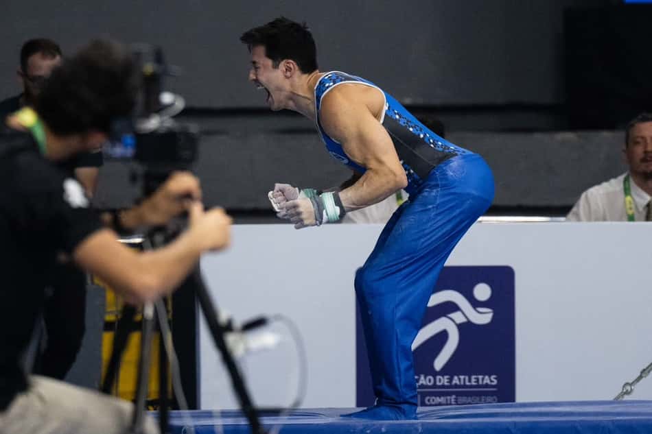 Arthur Nory comemora série na barra fixa no Brasileiro de Ginástica