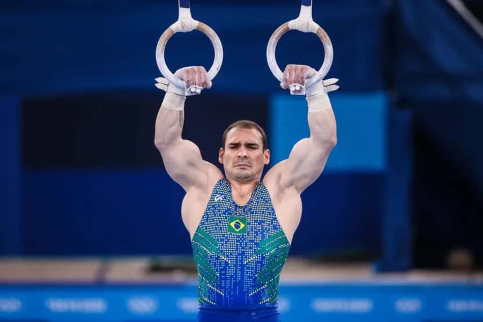 O ginasta brasileiro Arthur Zanetti compete nas argolas durante os Jogos Olímpicos de Tóquio