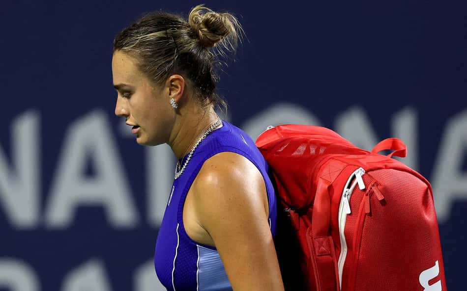 Com expressão de frustração, Aryna Sabalenka deixa a quadra central do Estádio IGA com uma mochila vermelha após ser eliminada do WTA 1000 de Montreal
