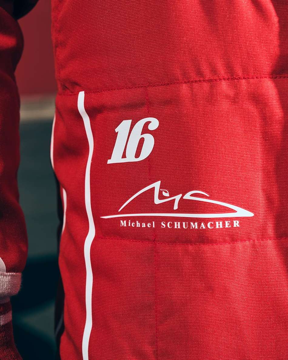 Detalhe da assinatura de Michael Schumacher estampada nos macacões da Ferrari para o GP da Itália de F1
