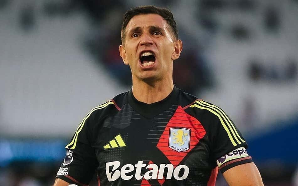 Chelsea avalia contratação de Dibu Martínez na reta final da janela