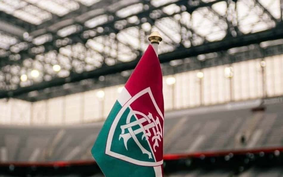 Bandeira do Fluminense na Arena da Baixada antes do jogo com o Athletico-PR