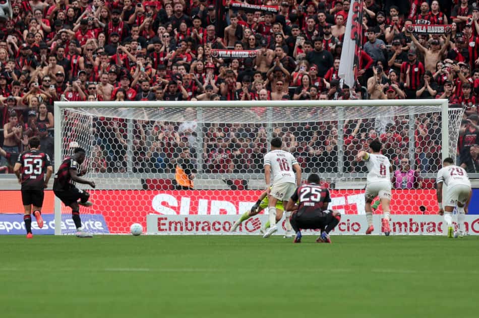 Viveros bate pênalti e deixa tudo igual entre Athletico-PR e Fluminense