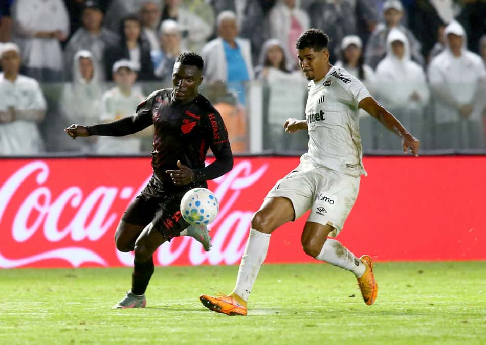 Athletico-PR venceu o Santos na Vila Belmiro