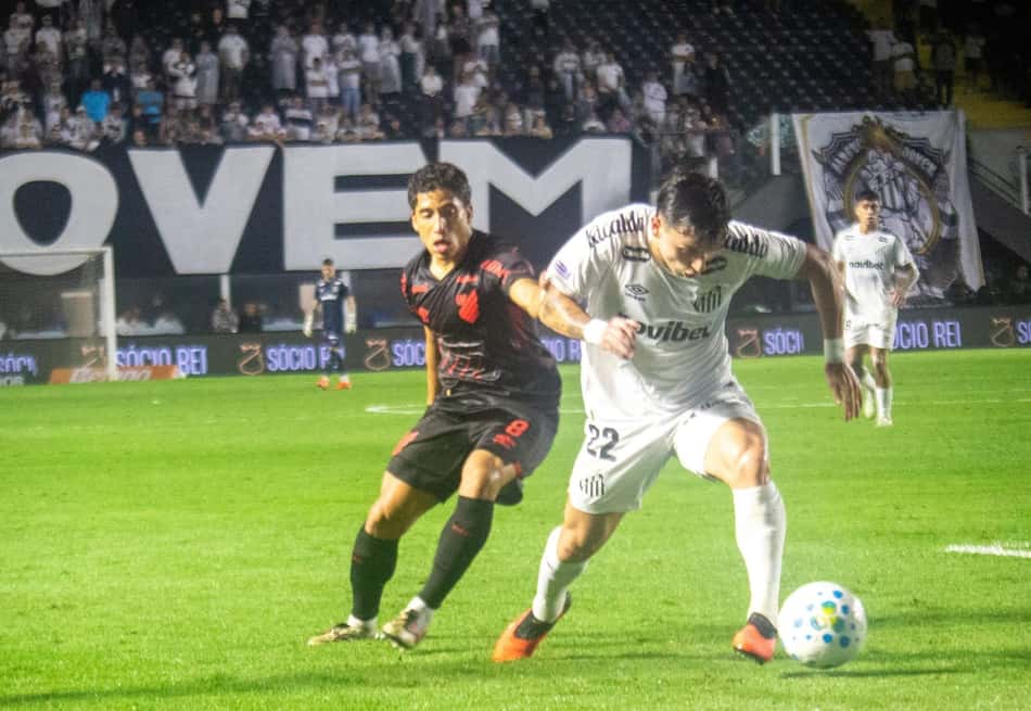Partida entre Santos e Athletico Paranaense, pelo Campeonato Brasileiro