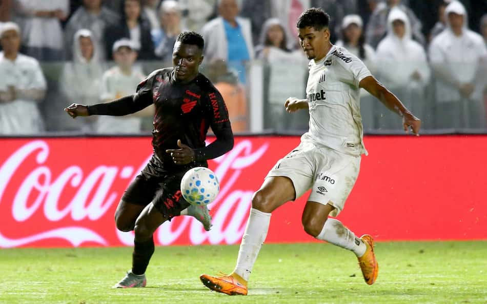 Viveros brilha, Athlético-PR faz 2 a 0 e empurra o Santos para o Z4 do Brasileirão