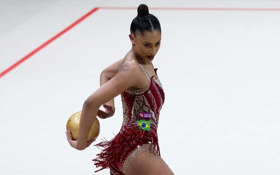 Com a mão direita, Babi Domingos segura bola atrás das costas durante apresentação no Mundial de Ginástica Rítmica