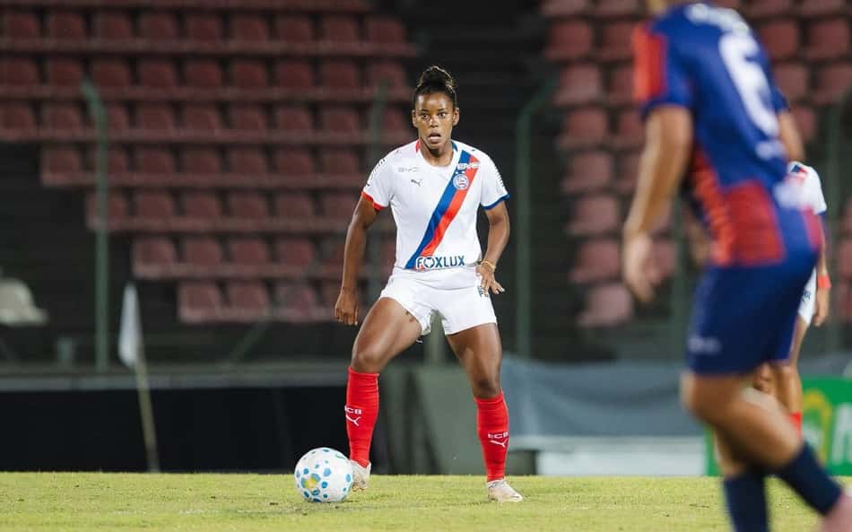 Suelen, de uniforme branco, do Bahia