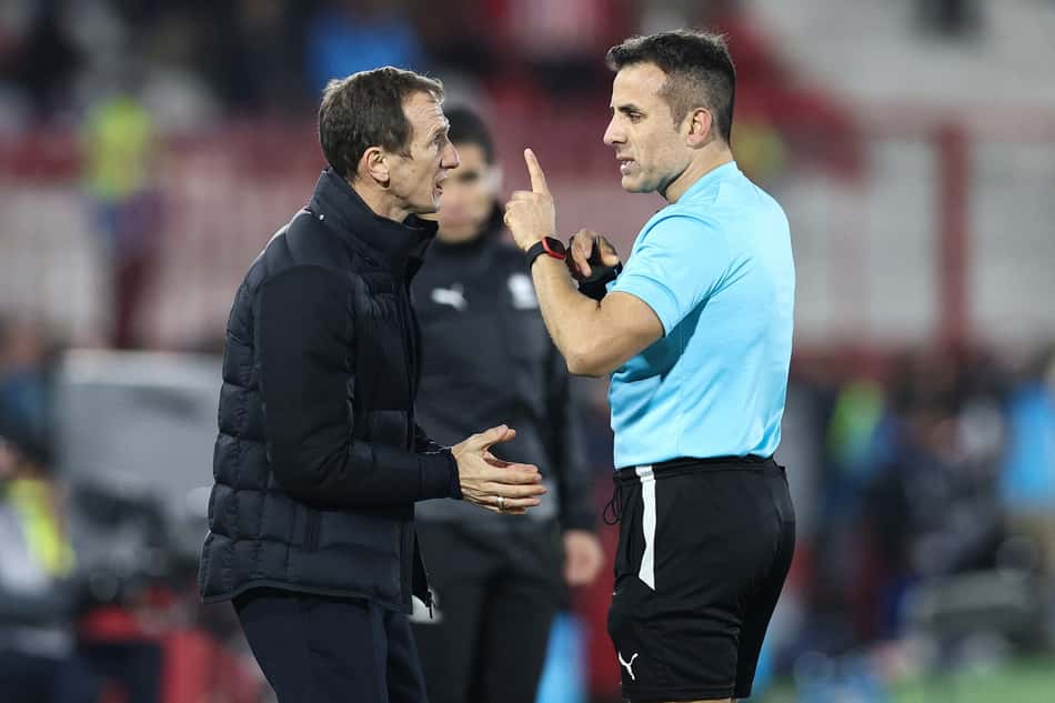Árbitro reclamando com técnico