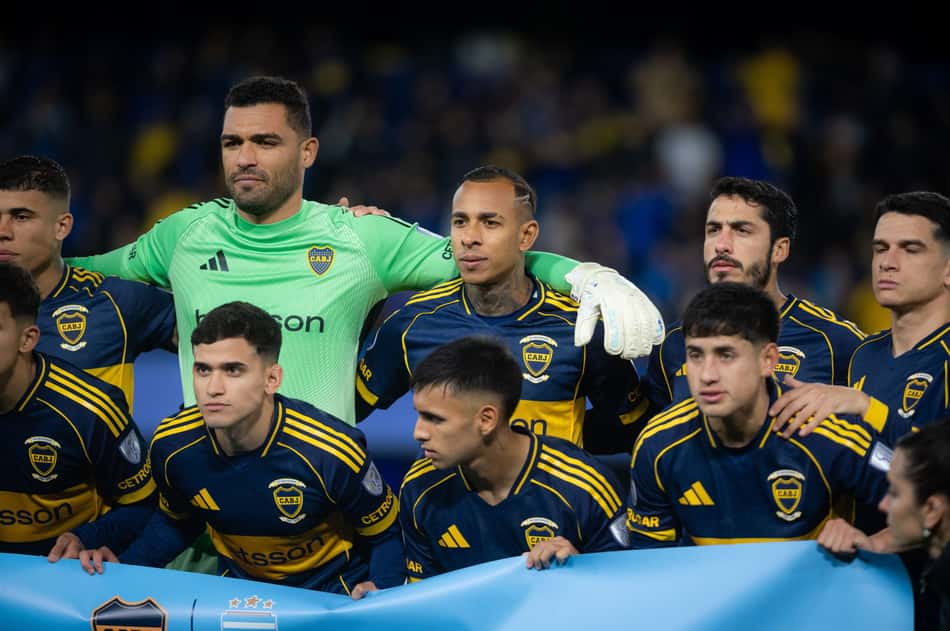 Time do Boca Juniors perfilado antes de jogo contra o O'Higgins pela Sul-Americana