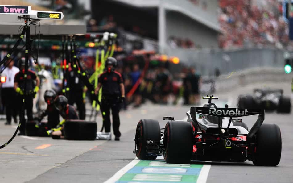 Gabriel Bortoleto vai aos boxes da Audi no GP do Canadá pela F1 2026 (Foto: Mark Thompson/Getty Images/AFP)