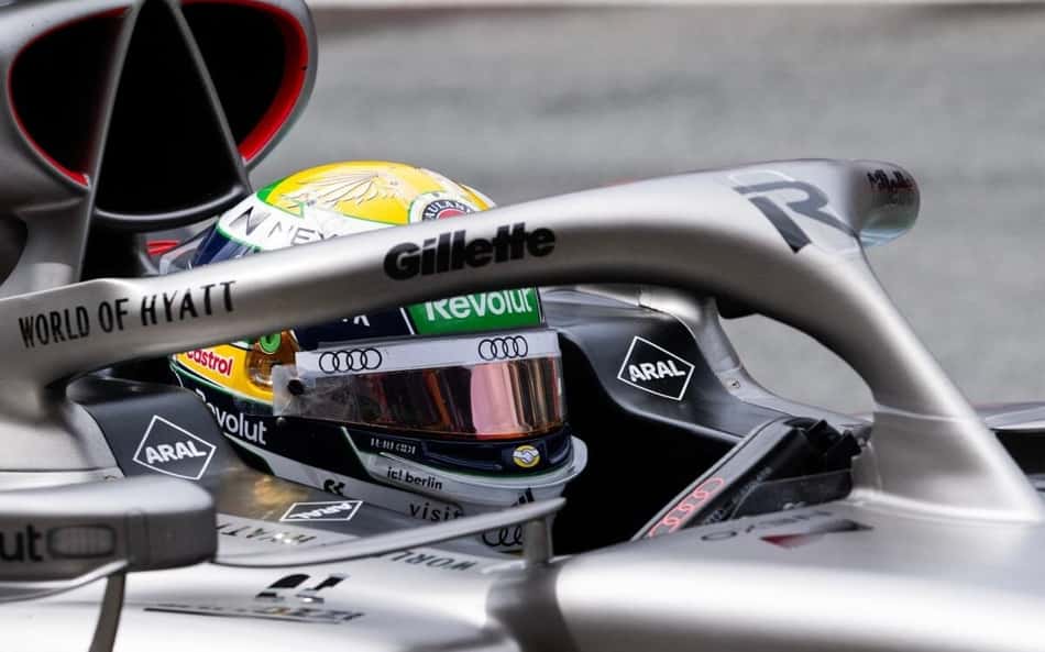 Gabriel Bortoleto, de capacete no carro, participa do único treino livre do GP da Holanda de Fórmula 1