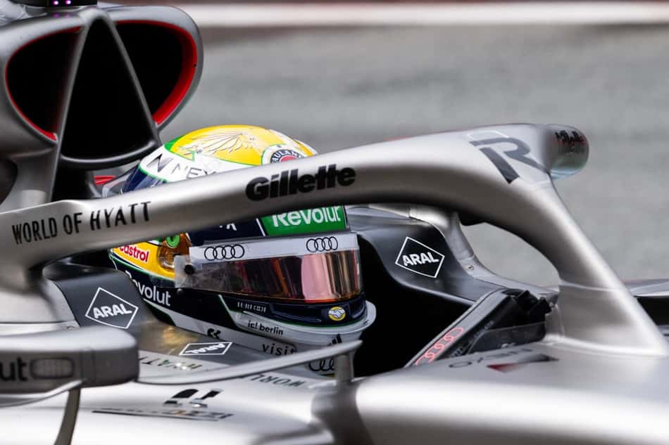 Gabriel Bortoleto, de capacete no carro, participa do único treino livre do GP da Holanda de Fórmula 1