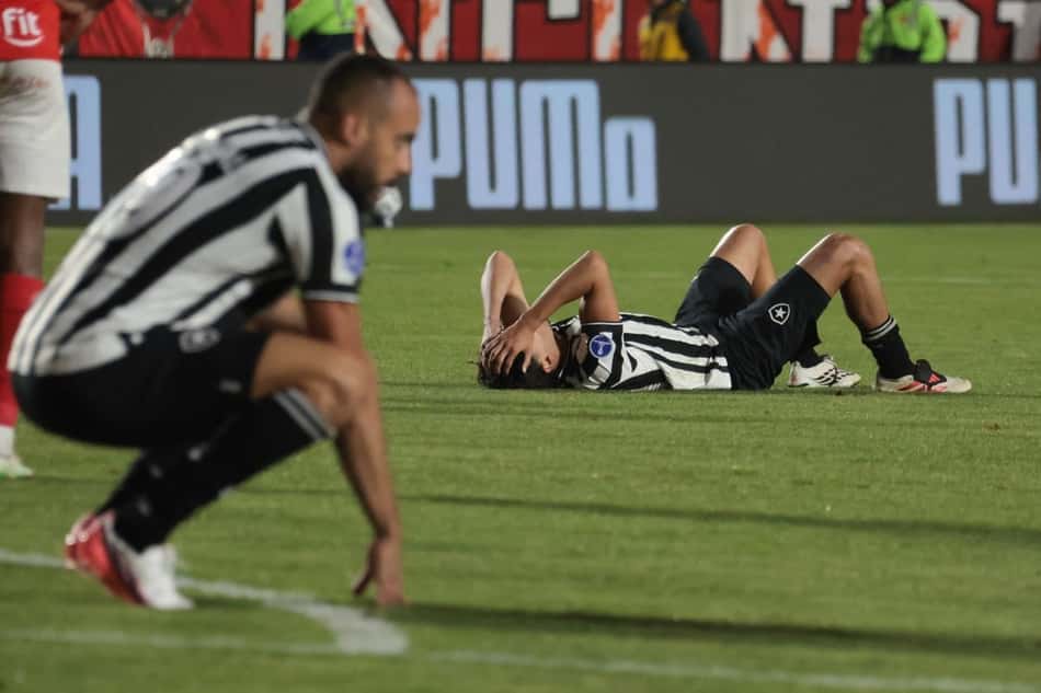 Jogadores do Botafogo no chão após o apito final em goleada contra o Cienciano