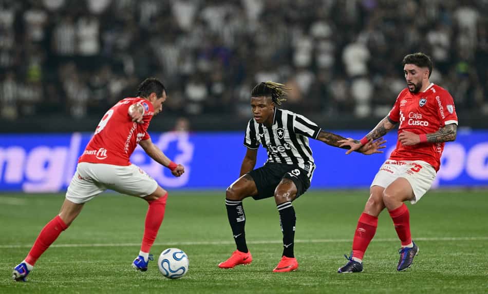 Danilo em ação em Botafogo x Cienciano pela Copa Sul-Americana
