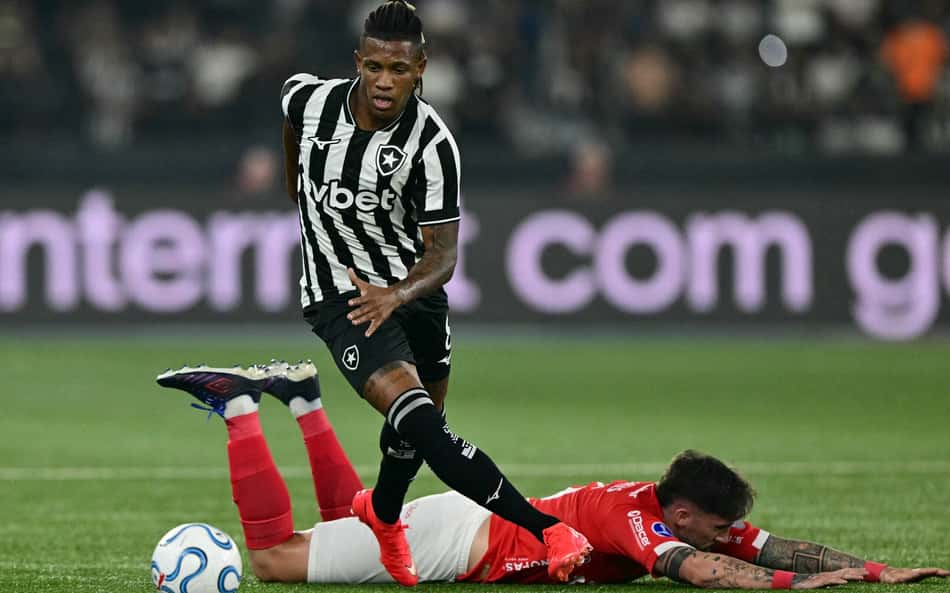 Danilo em ação em Botafogo x Cienciano pela Copa Sul-Americana
