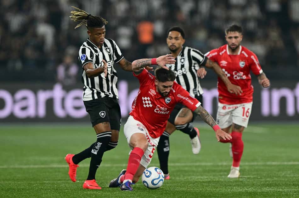 Danilo em ação em Botafogo x Cienciano pela Copa Sul-Americana