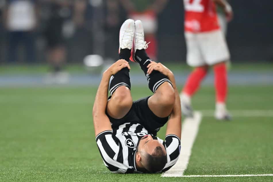 Arthur Cabral vai ao chão durante Botafogo x Cienciano, pelas oitavas da Copa Sul-Americana