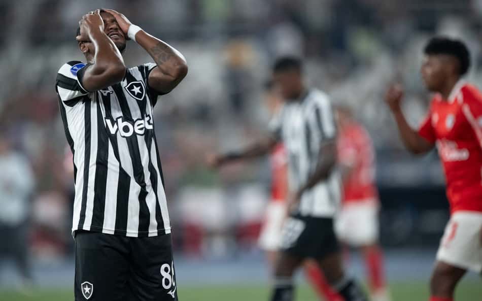 Edenilson lamenta chance perdida para o Botafogo diante do Cienciano pela Sul-Americana