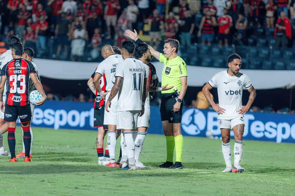 Jogadores do Botafogo reclamam com a arbitragem contra o Vitória pelo Brasileirão