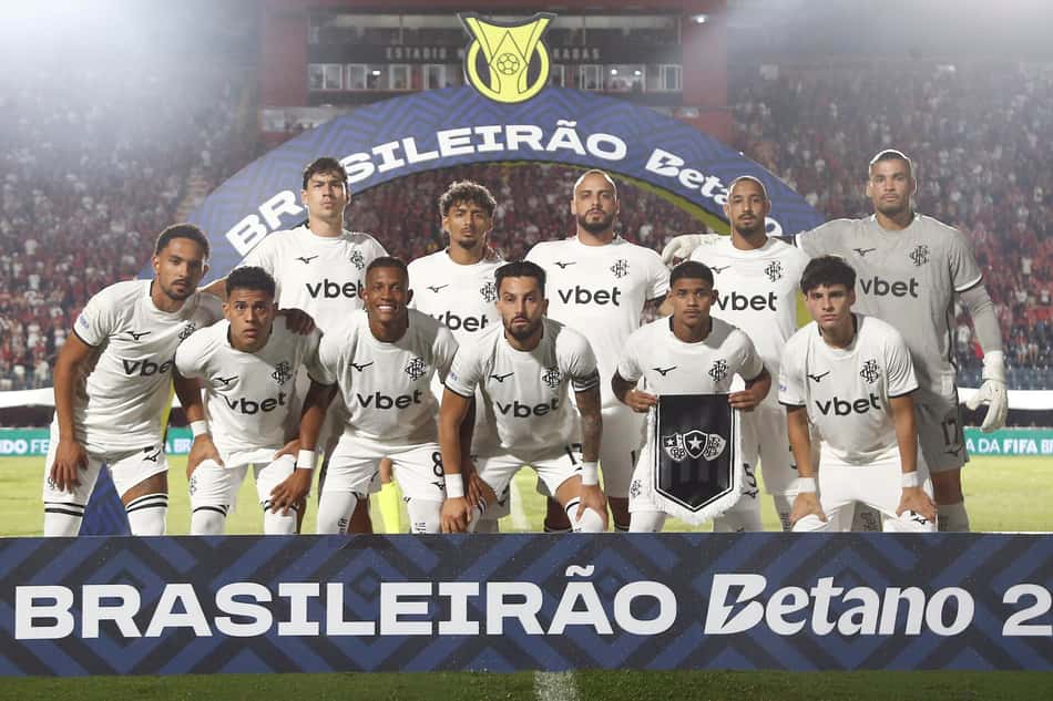 Jogadores do Botafogo em foto oficial contra o Vitória pelo Brasileirão