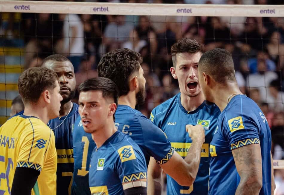 Seleção masculina de vôlei comemora ponto durante a Copa Sul-Americana