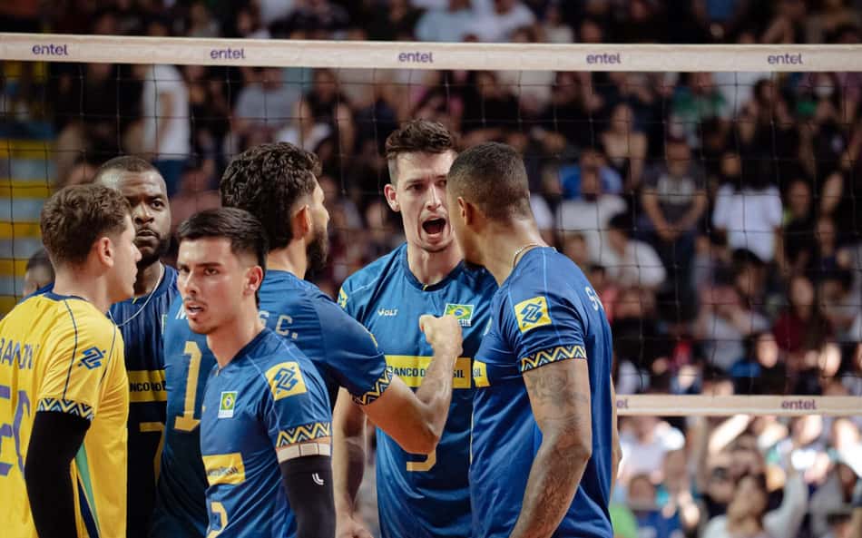 Seleção masculina de vôlei comemora ponto durante a Copa Sul-Americana