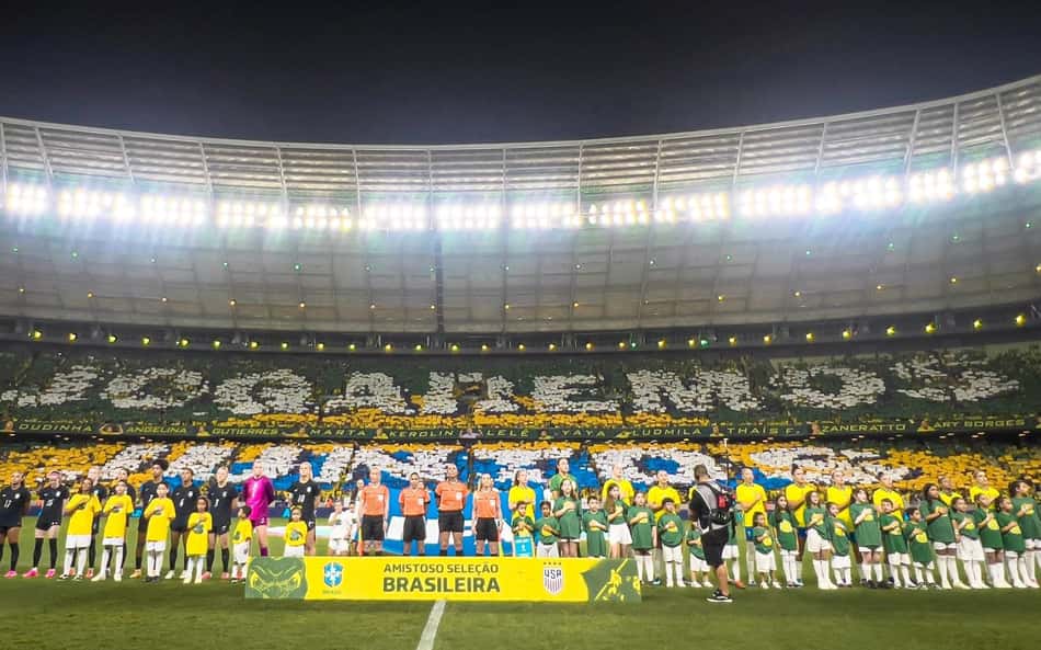 Mais de 55 mil torcedores estiveram no amistoso da Seleção feminina contra os Estados Unidos. País receberá a Copa do Mundo da modalidade em 2027. (Foto: Silvio Jr/Governo do Ceará)