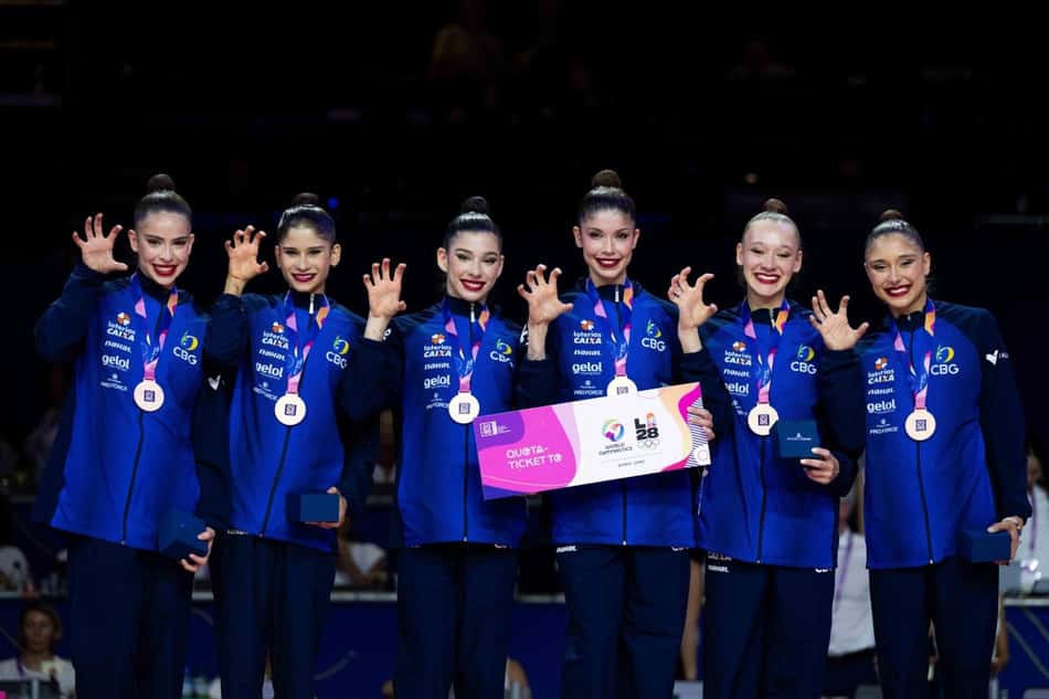 Atletas da Seleção Brasileira de Conjunto comemoram vaga olímpica na Ginástica Rítmica