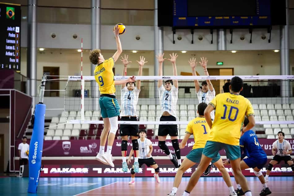Jogador do Brasil ataca em partida contra a Argentina pelo Mundial sub-17 de vôlei 