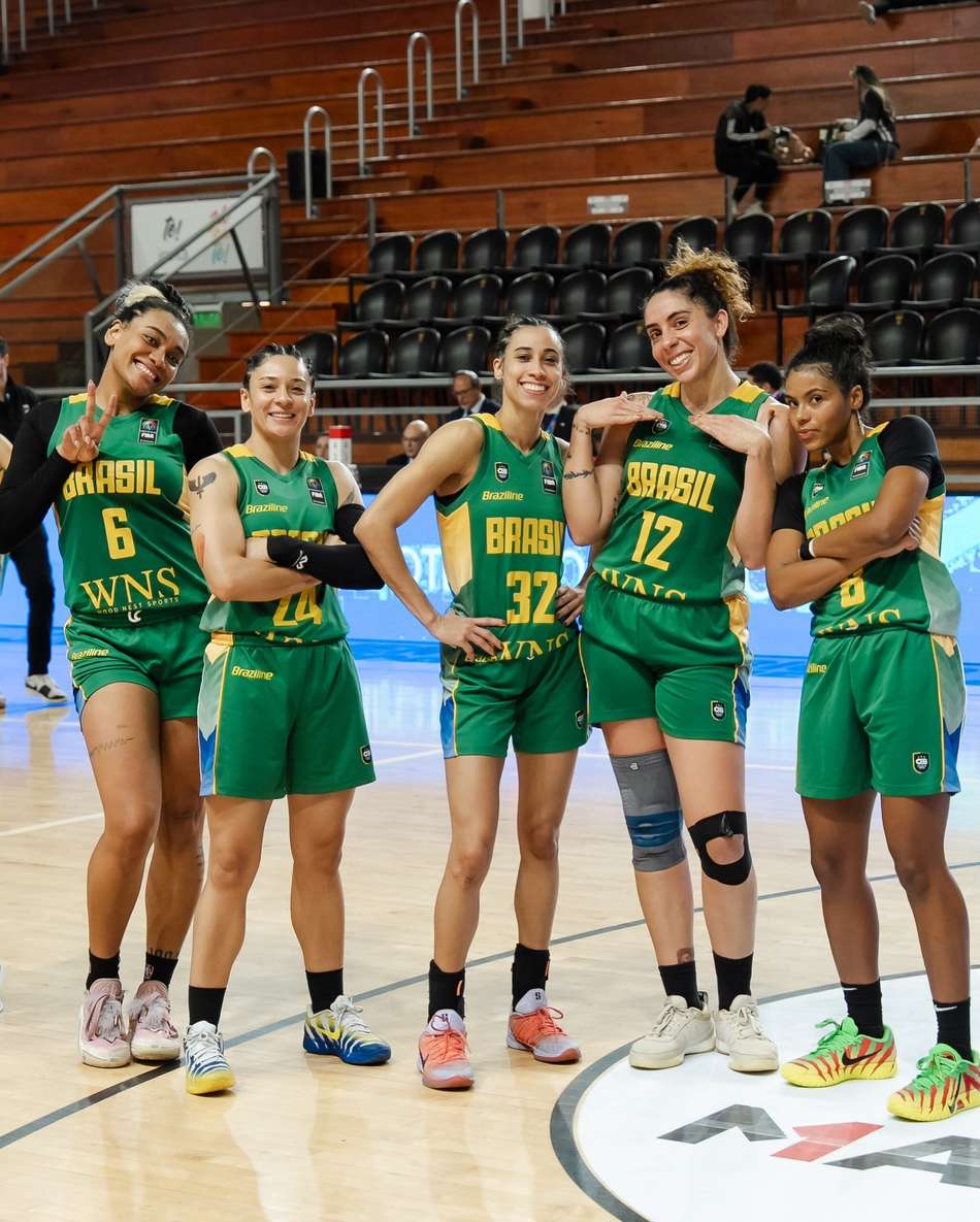 Jogadoras da Seleção Brasileira feminina de basquete sorriem para foto após jogo das eliminatórias da AmeriCupW