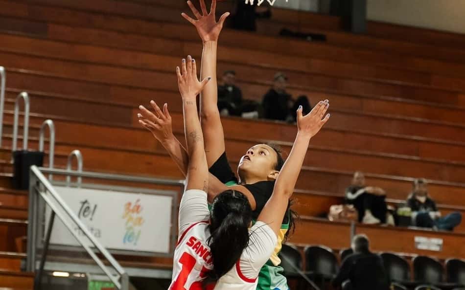 Pivô da Seleção Brasileira feminina de basquete, Lety arremessa do garrafão enquanto é marcada por jogadora do Chile em partida válida pelas eliminatórias da AmeriCupW