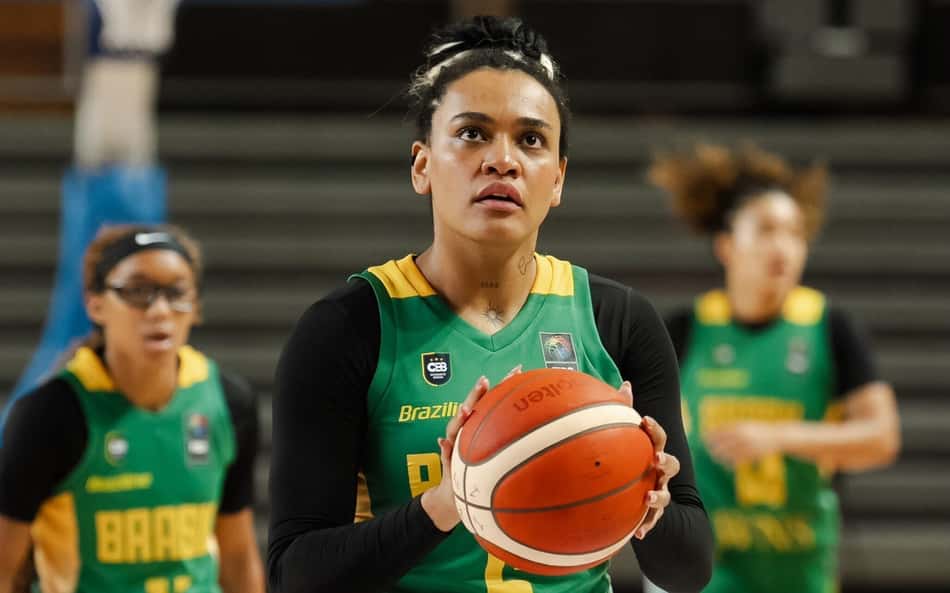 Ala-pivô da Seleção Brasileira feminina de basquete, Sassá Gonçalves segura a bola nas mãos, concentrada, antes de executar lance livre em jogo do Sul-Americano