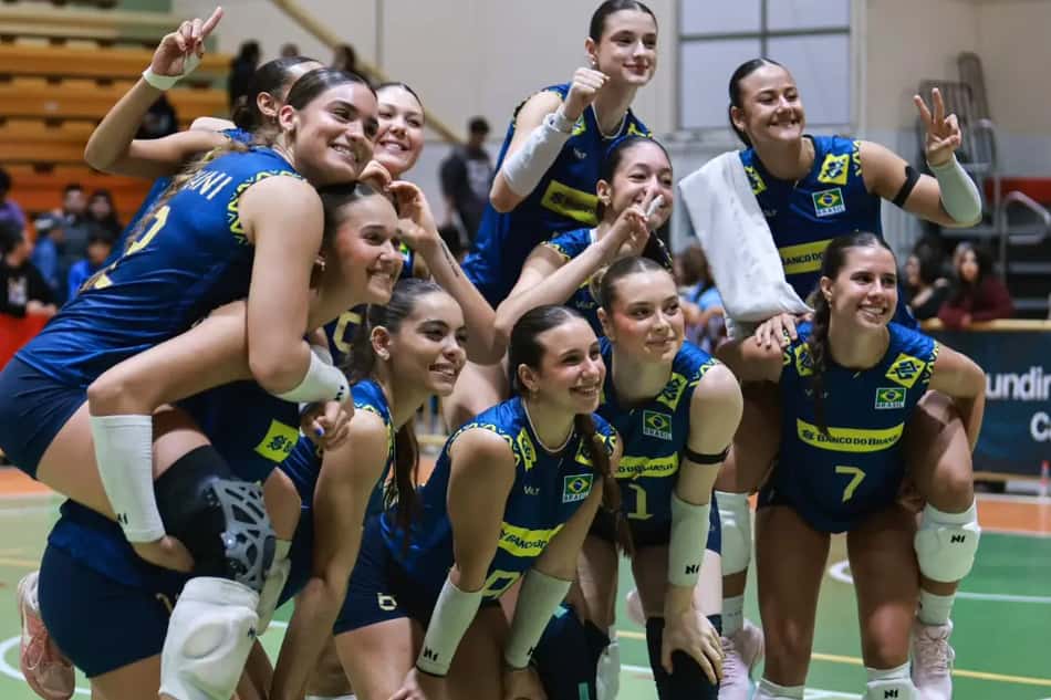 Jogadoras da Seleção Brasileira feminina de vôlei sub-17 posam para foto juntas após a conquista do quadrangular amistoso
