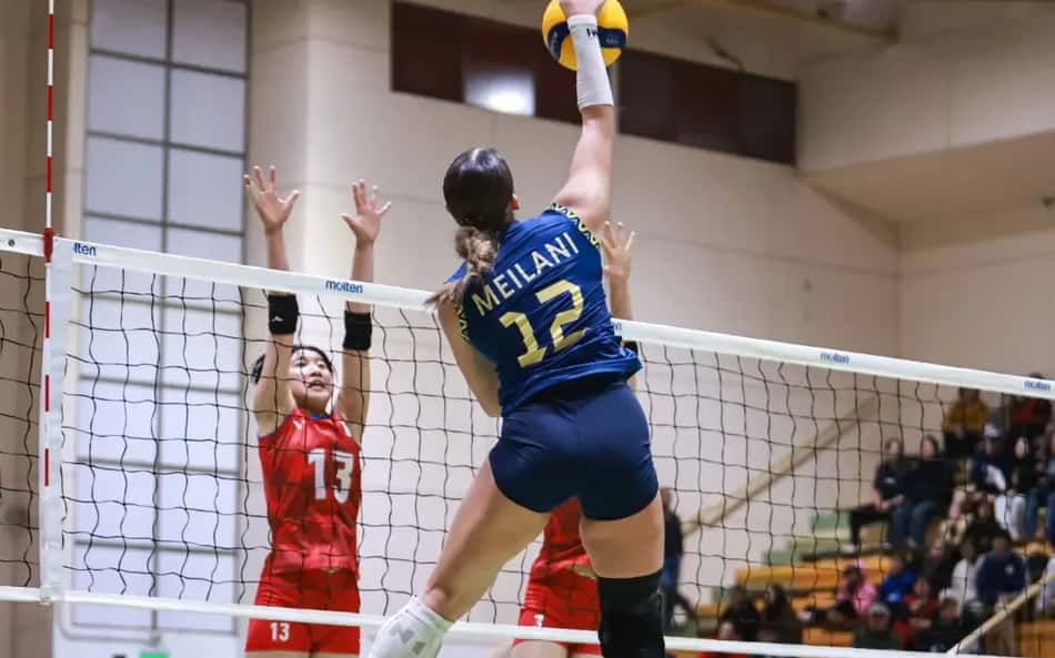 Ponteira da Seleção Brasileira feminina de vôlei sub-17, Meilani Akana ataca contra bloqueio de jogadoras do Japão em amistoso