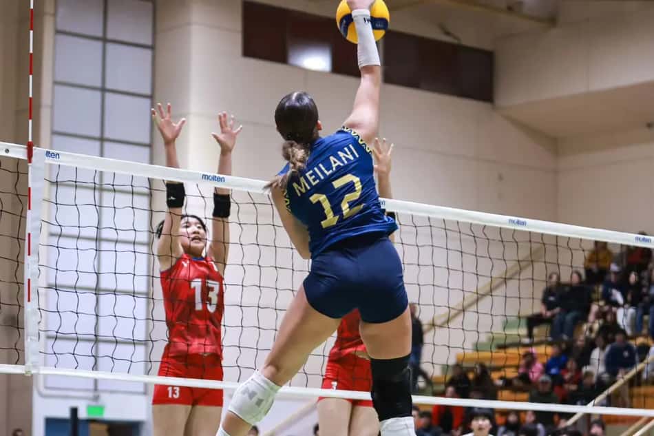 Ponteira da Seleção Brasileira feminina de vôlei sub-17, Meilani Akana ataca contra bloqueio de jogadoras do Japão em amistoso