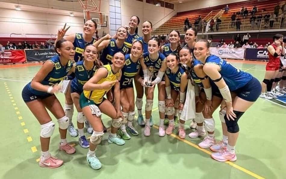 Jogadoras da Seleção Brasileira feminina de vôlei sub-17 posam para foto juntas após a conquista do quadrangular amistoso