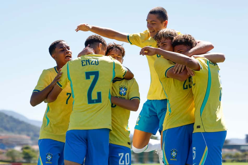 Jogadores do Brasil Sub-15 comemoram gol diante do Uruguai
