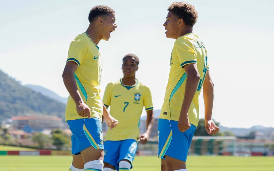 Jogadores do Brasil Sub-15 comemoram gol diante do Uruguai