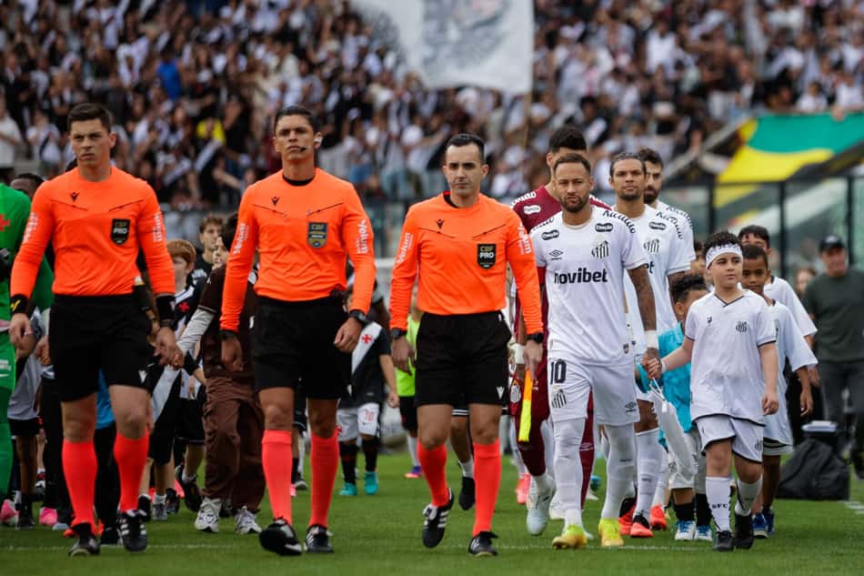 Com trio de arbitragem à frente, Santos de Neymar entra em campo para o jogo com o Vasco, em São Januário