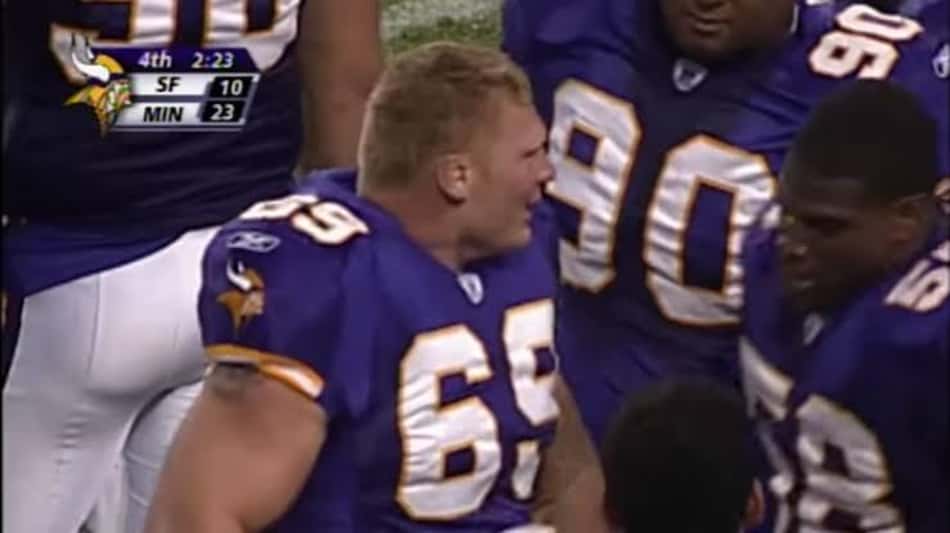 Transmissão de jogo da NFL em 2004 mostra Brock Lesnar, camisa 69, atuando pelo Minnesota Vikings
