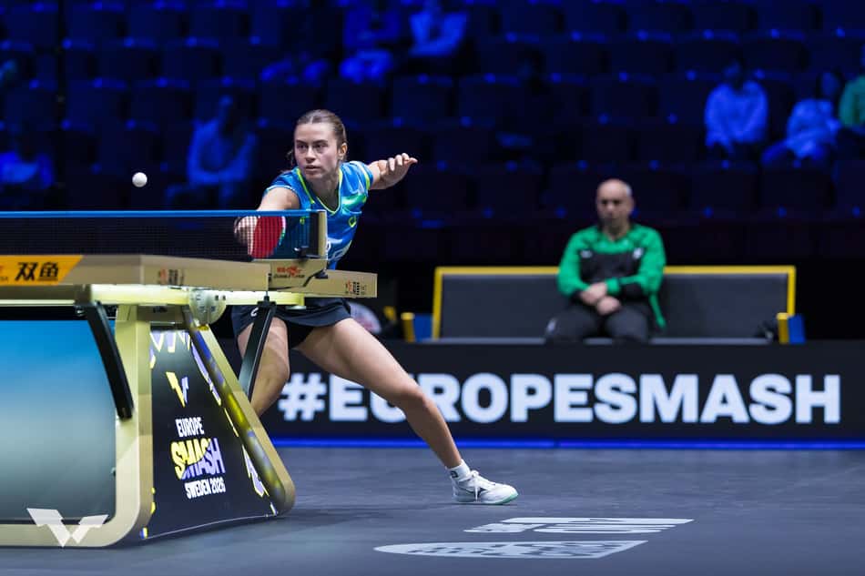 Bruna Takahashi durante a disputa do Smash da Europa de Tênis de Mesa