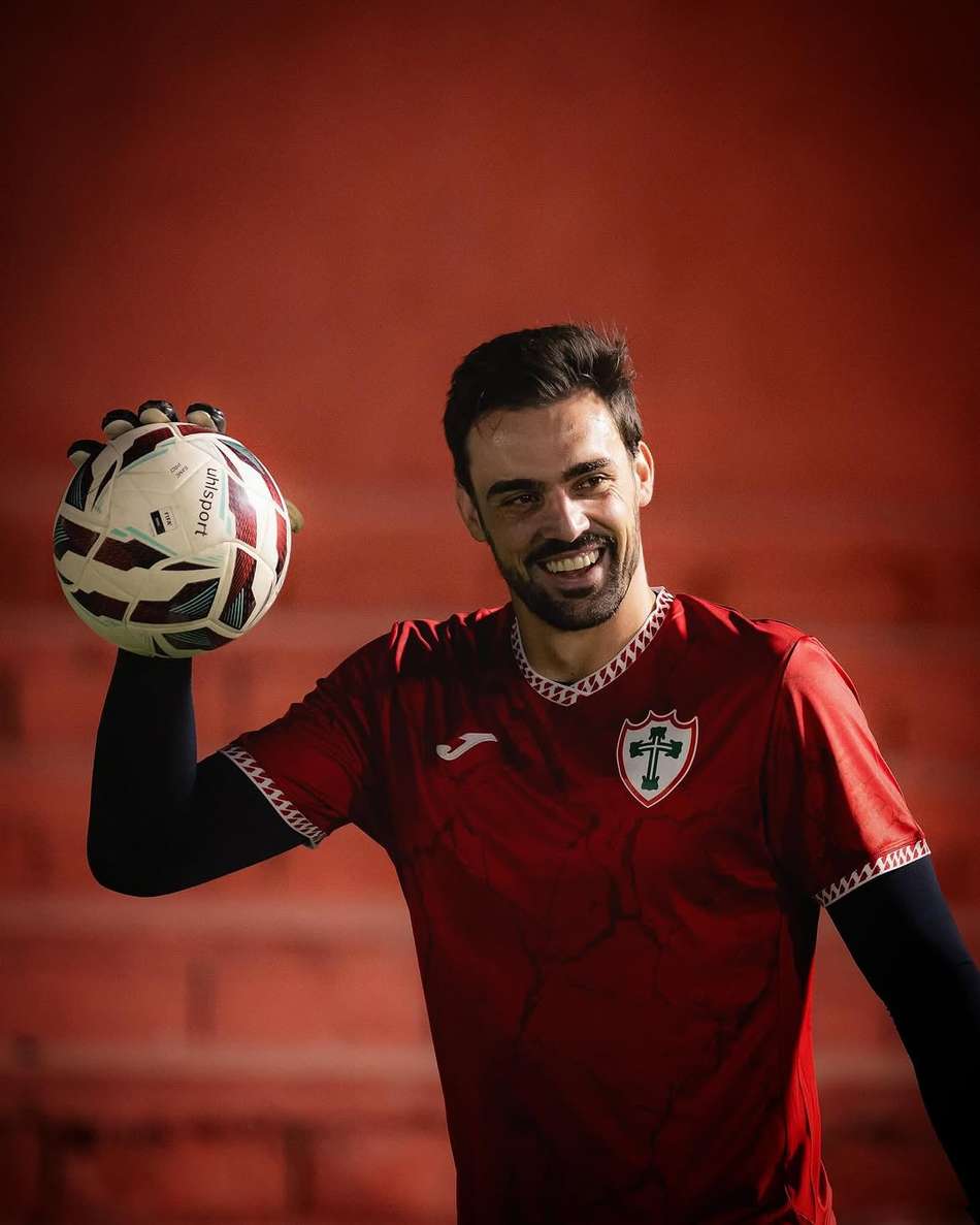 Bruno Bertinato com a camisa da Portuguesa (Foto: Divulgação/Portuguesa)