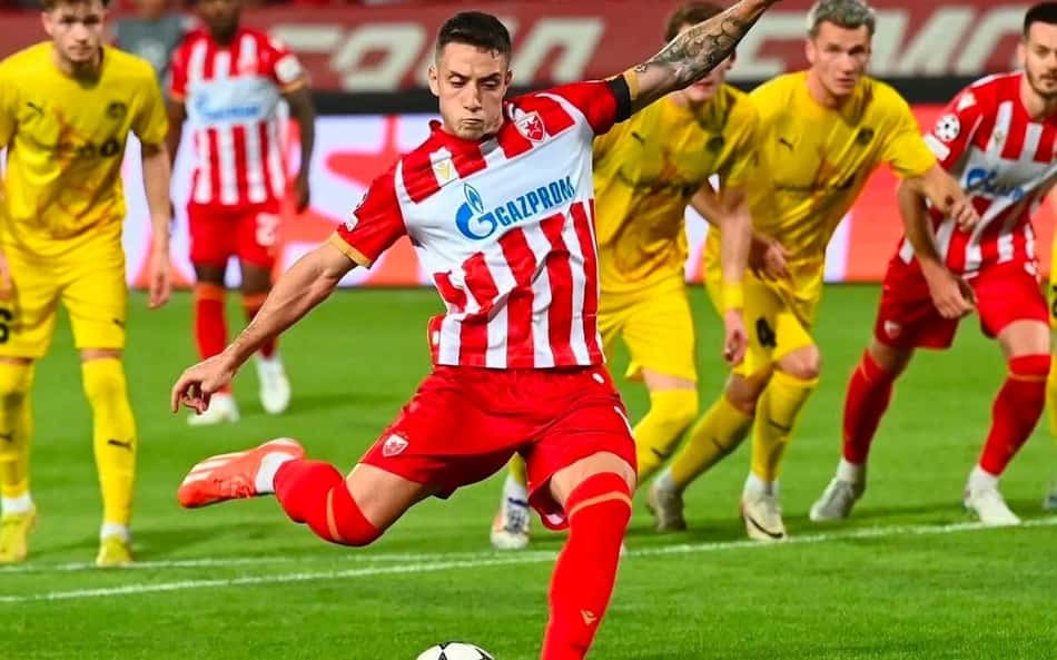 Bruno Duarte bate pênalti pelo Estrela Vermelha