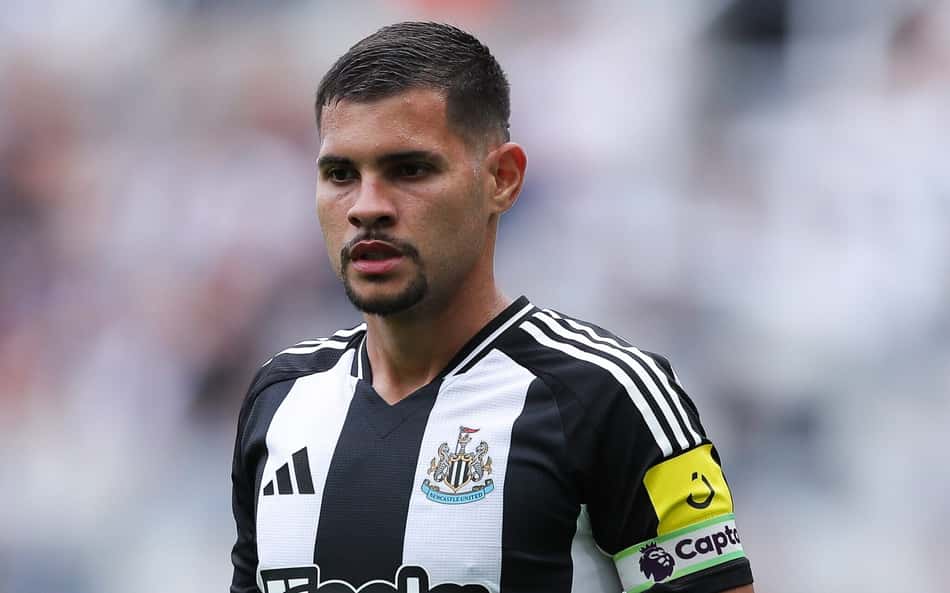 Bruno Guimarães usando braçadeira de capitão do Newcastle