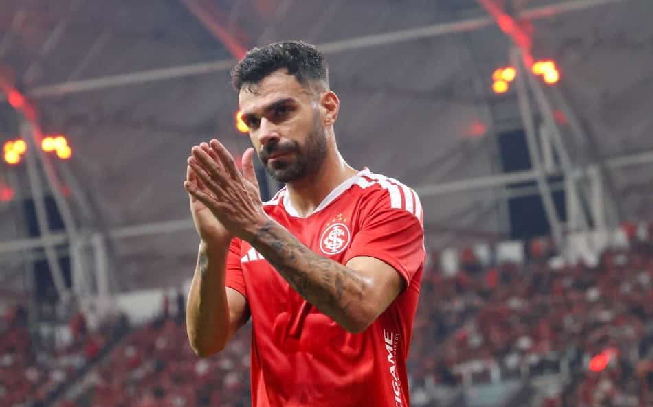 Bruno Henrique aplaudindo