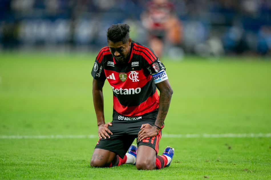 Bruno Henrique, do Flamengo, lamenta durante partida contra o Cruzeiro, pela Libertadores, no Mineirão